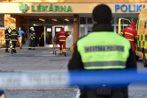 Ein Polizeibeamter steht auf dem Gelände des Universitätsklinikums in Ostrava