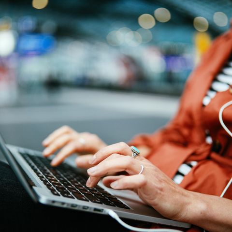 Eine Frau am Laptop als Symbolfoto für den Google Jahresrückblick