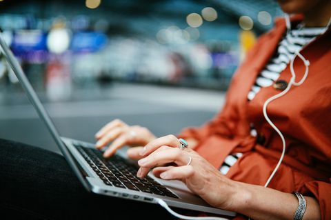 Eine Frau am Laptop als Symbolfoto für den Google Jahresrückblick