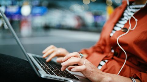 Eine Frau am Laptop als Symbolfoto für den Google Jahresrückblick