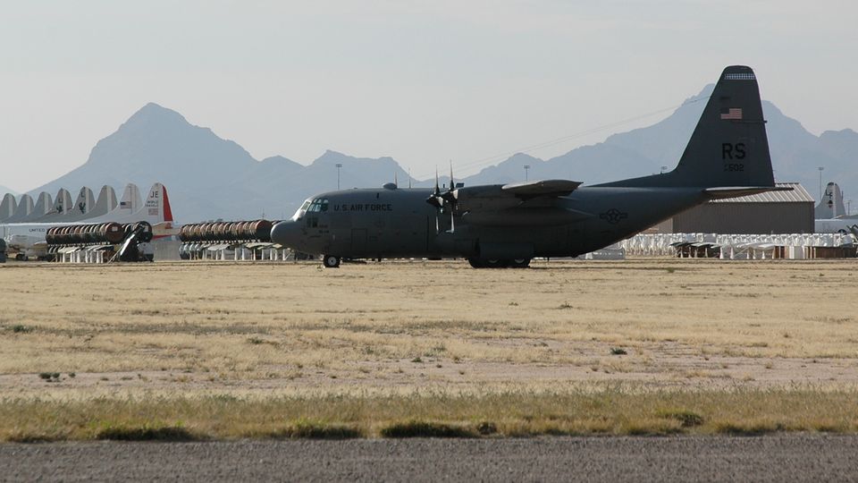 In der trockenen Wüste von Arizona hat die US Air Force Dutzende von nicht mehr benötigten C-130-Maschinen vorübergehend geparkt, die jederzeit ihren Flugbetrieb wieder aufnehmen können.