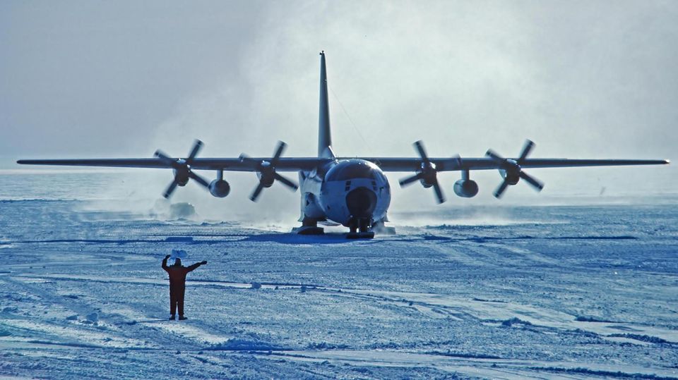 Ski am Fahrwerk: Für Versorgungsflüge von Forschungsstationen in den Polaregionen wurden einige Herkules umgerüstet, um auf Schneepisten zu landen.