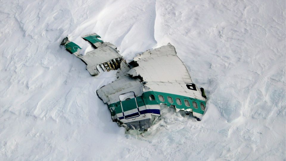 Überreste der 1979 am Mount Erebus in der Antarktis abgestürzten DC-10 von Air New Zealand