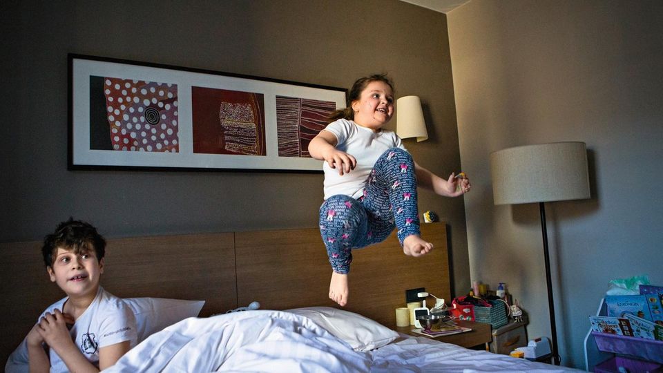 Die Geschwister Daria und Oliwia toben zusammen im Schlafzimmer der Eltern Die Geschwister Daria und Oliwia toben zusammen im Schlafzimmer der Eltern