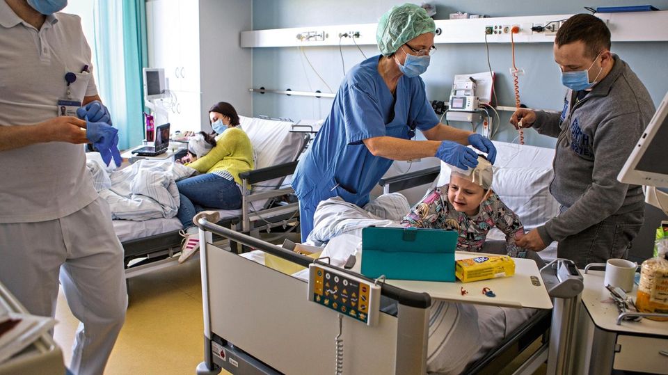 Oliwia (vorn) und Daria mögen die Infusionen nicht