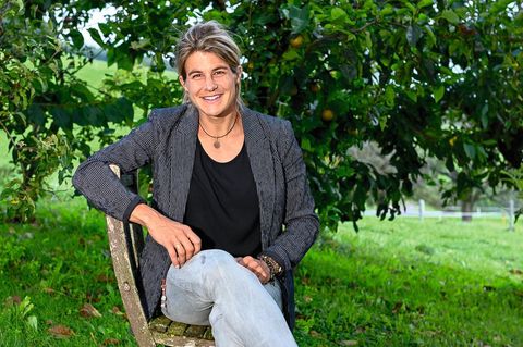 Daniela Widmer, 36, in ihrem ­Heimat- dorf Bellikon  in der Schweiz
