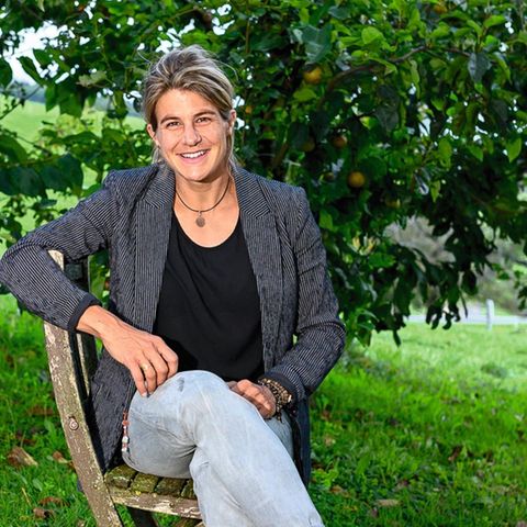 Daniela Widmer, 36, in ihrem ­Heimat- dorf Bellikon  in der Schweiz