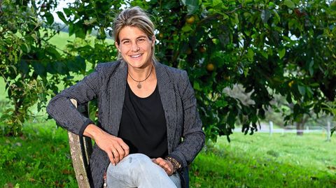 Daniela Widmer, 36, in ihrem ­Heimat- dorf Bellikon  in der Schweiz
