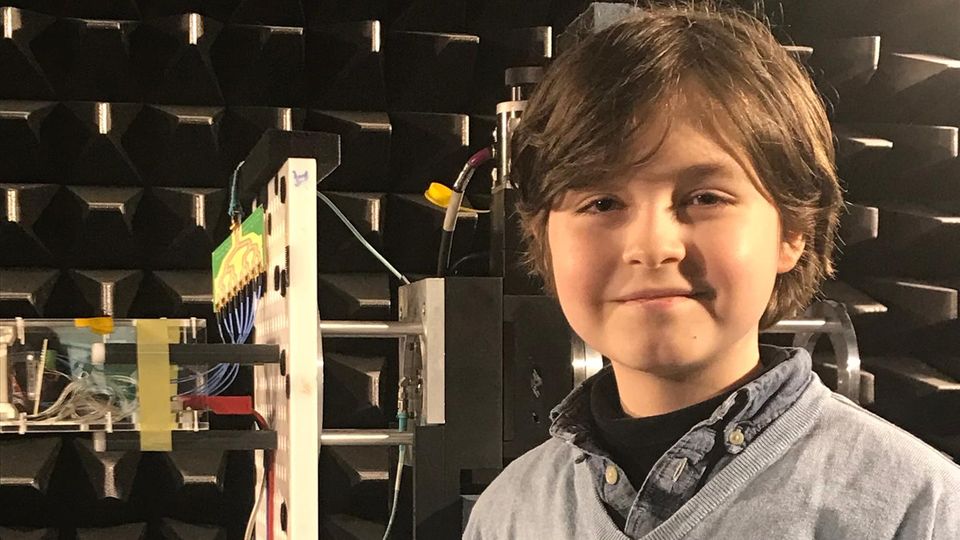 neunjährige Laurent Simons steht vor einer Antenne