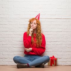 Frau mit Geschenk