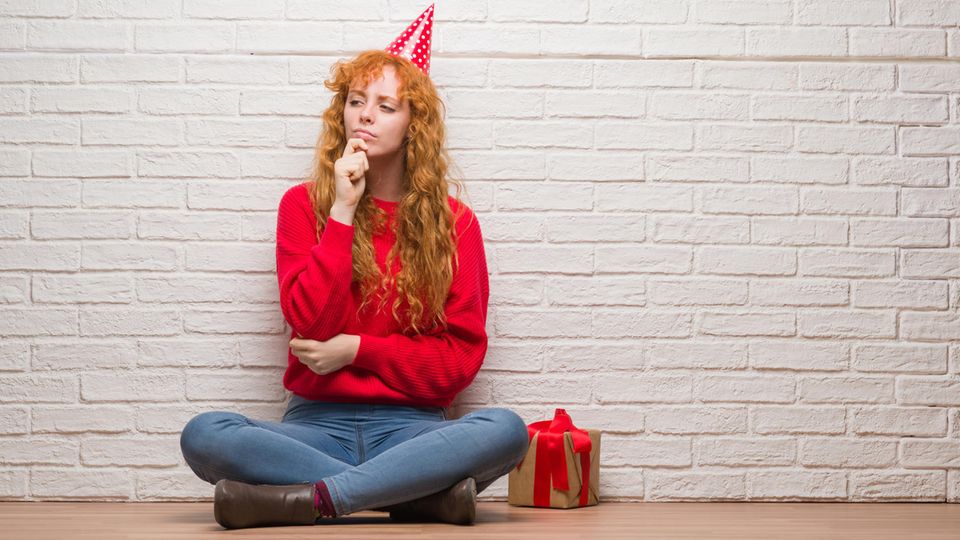 Frau mit Geschenk