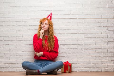 Frau mit Geschenk