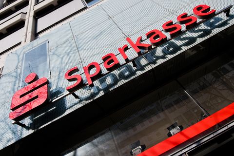 Das Logo der Sparkasse hängt an einer Filiale in Hannover