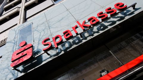 Das Logo der Sparkasse hängt an einer Filiale in Hannover