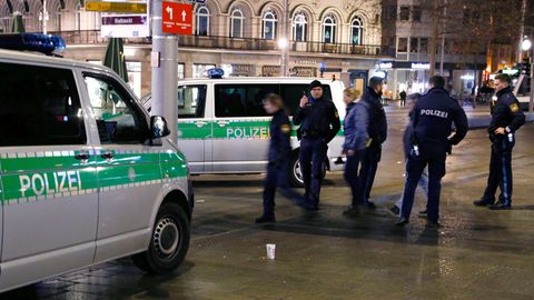 Polizisten stehen am Augsburger Königsplatz am Tatort