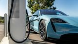 Mit einer Ladeleistung von 270 Kilowattstunden sind die 93,4 kWh Akkus nach 22,5 Minuten zu 80 Prozent voll