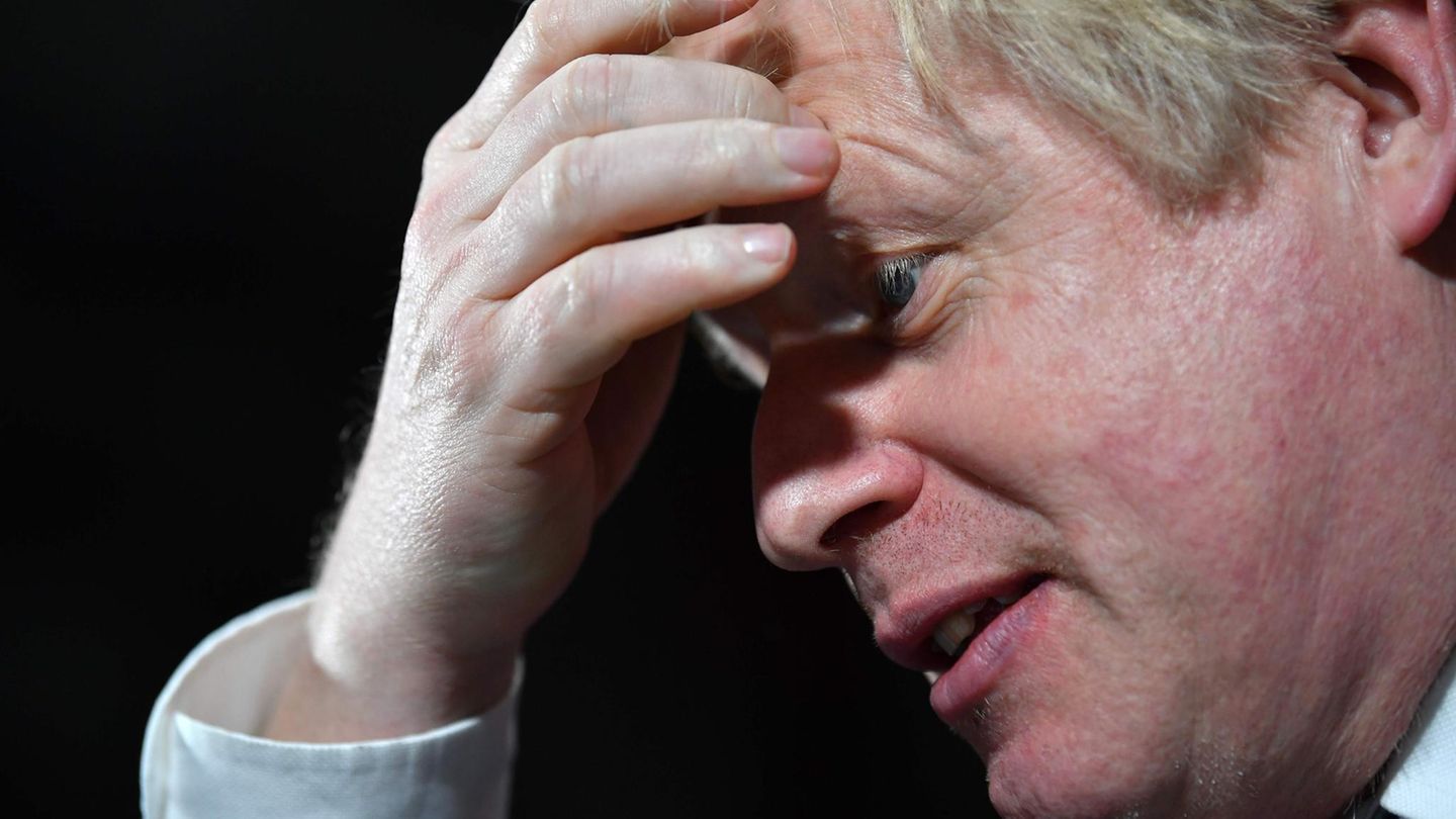 Boris Johnson fasst sich an den Kopf