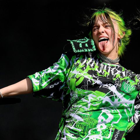 Billie Eilish streckt die Zunge heraus