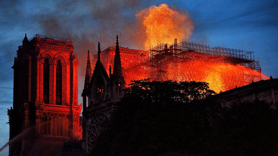 Die brennende Notre Dame Kathedrale