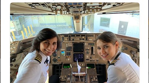 Wendy und Kelly Rexon im Cockpit des Delta-Jets