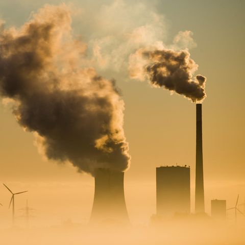 Niedersachsen, Hohenhameln: Das Kohlekraftwerk Mehrum und Windräder