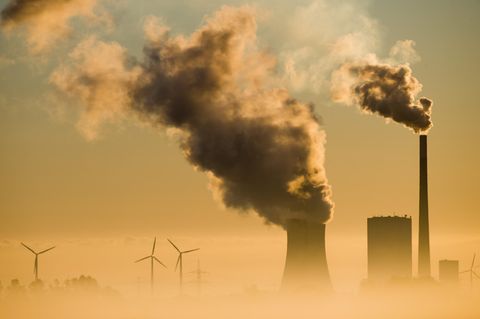 Niedersachsen, Hohenhameln: Das Kohlekraftwerk Mehrum und Windräder