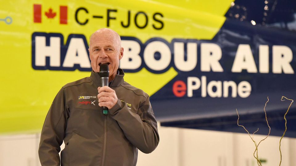 Der Pilot Greg McDougall bei der Pressekonferenz vor dem Start