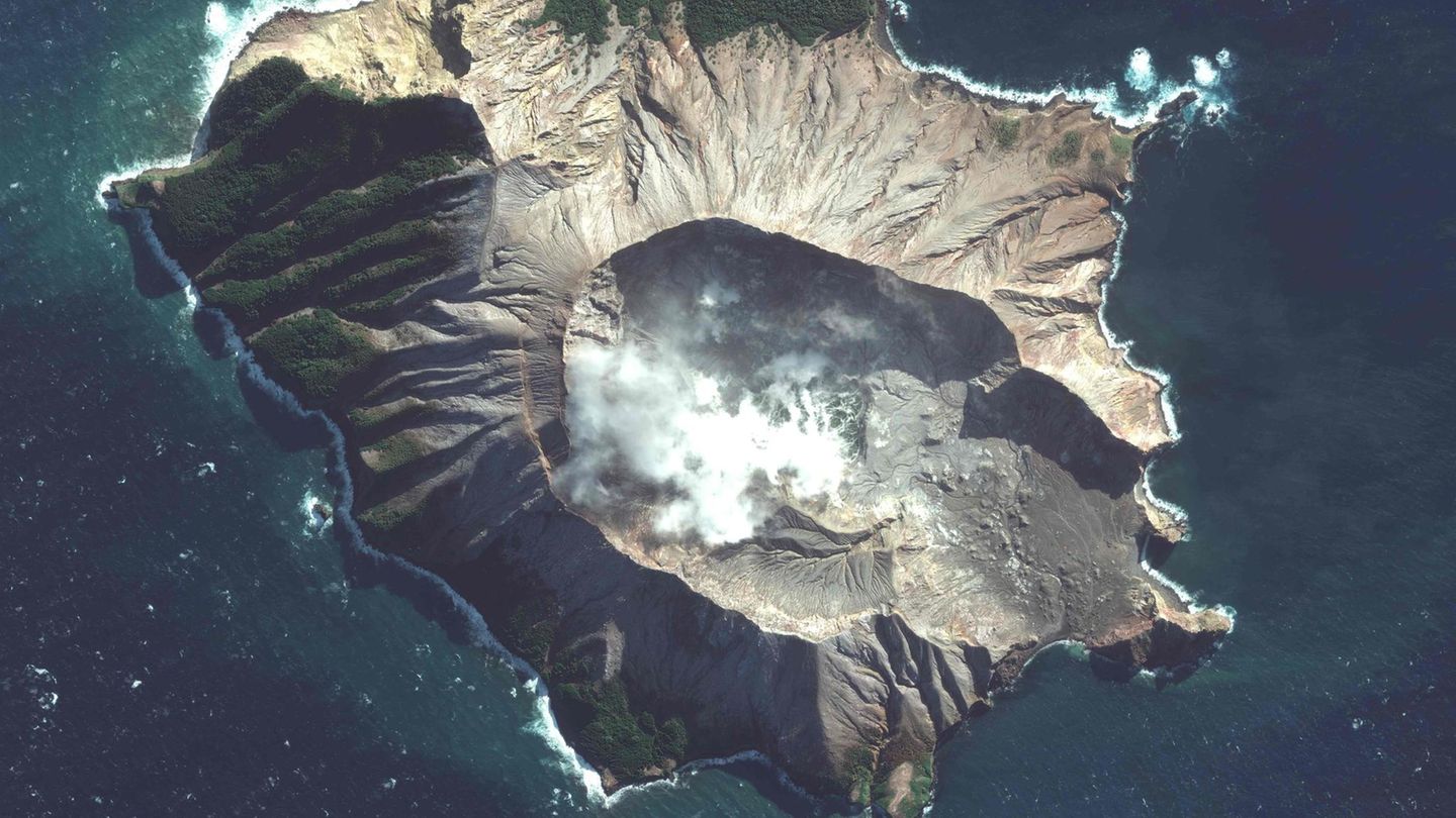 Der auch als Whaakari bekannte White Island Vulkan aus der Vogelperspektive
