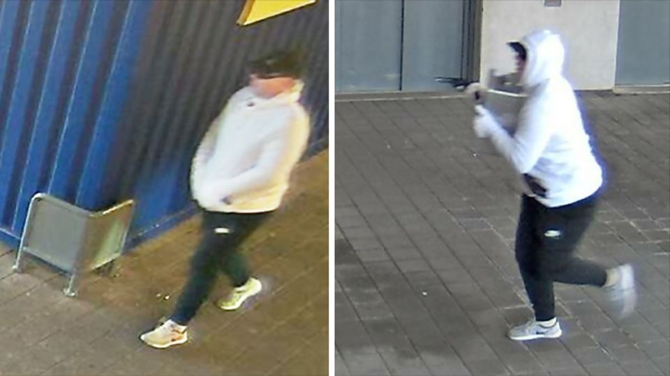 Ein Mann mit Sportschuhen, schwarzer Jogginghose und weißem Kapuzenpulli trägt Sonnenbrille und Basecap Ein Mann mit Sportschuhen, schwarzer Jogginghose und weißem Kapuzenpulli trägt Sonnenbrille und Basecap