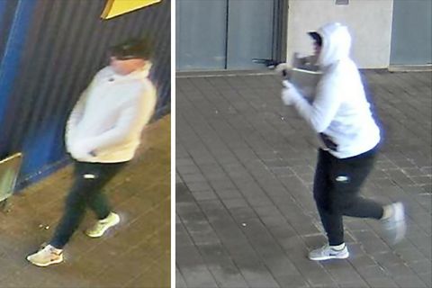 Ein Mann mit Sportschuhen, schwarzer Jogginghose und weißem Kapuzenpulli trägt Sonnenbrille und Basecap