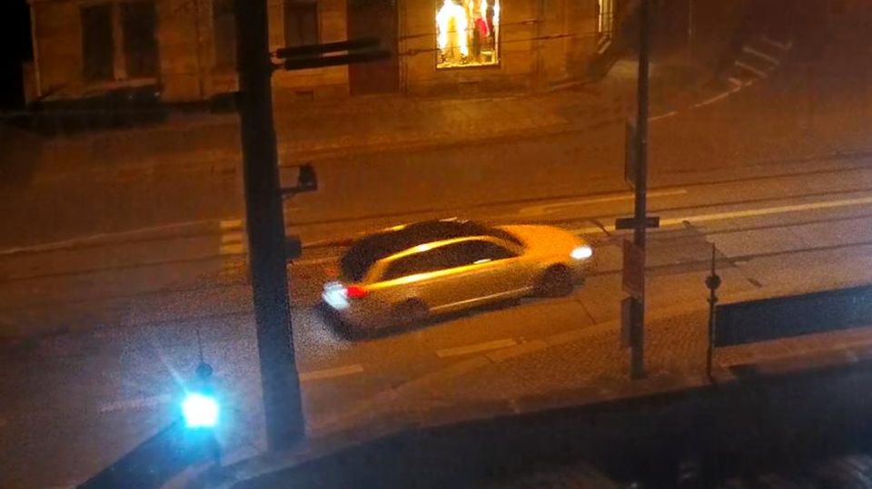 Das Fluchtauto fährt auf einer Straße Das Fluchtauto fährt auf einer Straße
