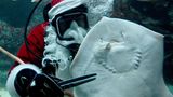 Tönning, Deutschland. Der Nikolaus vergisst wirklich niemanden. Auch nicht die 71 Meeresbewohner im Großaquarium des Nationalpark-Zentrums Multimar Wattforum. Die können sich sogar mehrfach auf den Mann mit dem weißen Bart und dem roten Mantel freuen, denn für die traditionelle Nikolaus-Fütterung am 6. Dezember vor Publikum muss der gute Mann üben. Was auch bedeutet: Während so mancher auf die Existenz des Nikolaus nur anhand der Gaben im aufgestellten Stiefel schließen kann, bekommt ihn dieser Nagelrochen sogar mehrfach zu Gesicht. Offenbar war er besonders brav.
