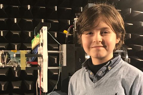 Laurent, mit einem IQ von 145, steht in einem Aufnahmestudio