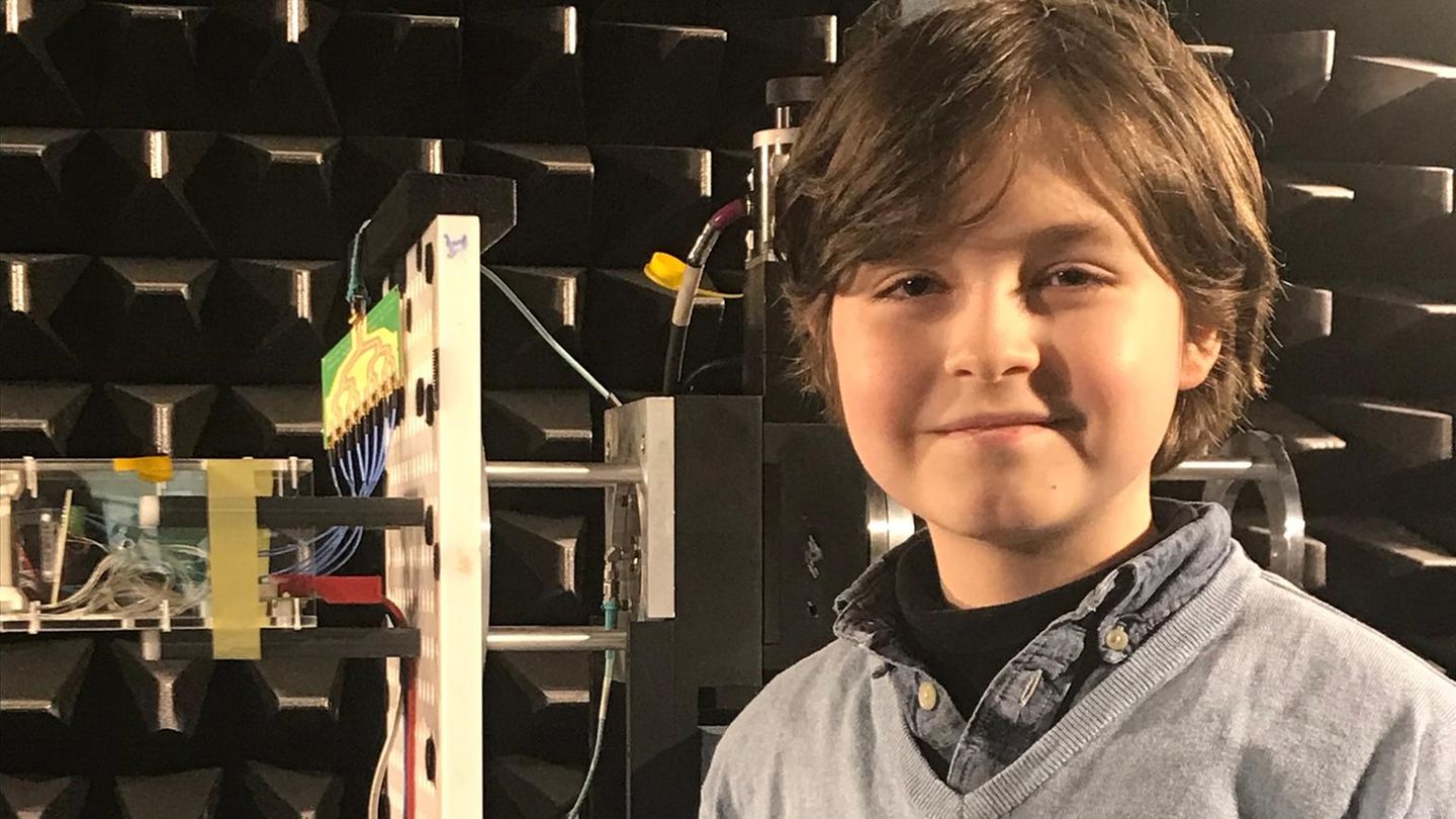 Laurent, mit einem IQ von 145, steht in einem Aufnahmestudio