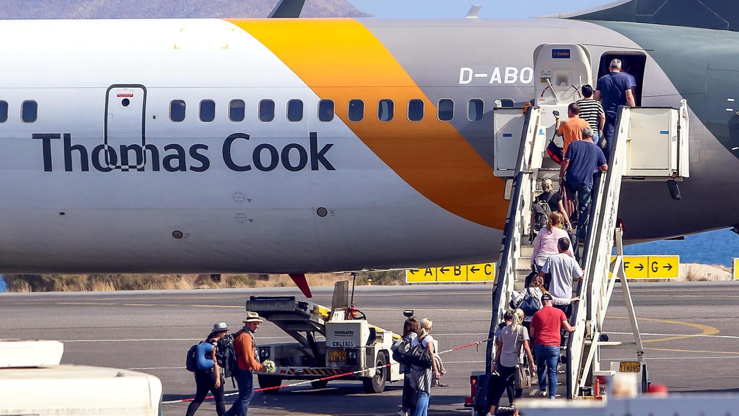 Passagiere besteigen am Flughafen von Kreta eine Maschine der Airline Thomas Cook