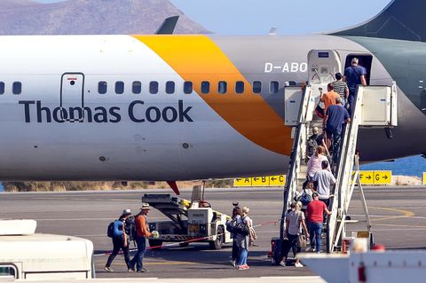 Passagiere besteigen am Flughafen von Kreta eine Maschine der Airline Thomas Cook
