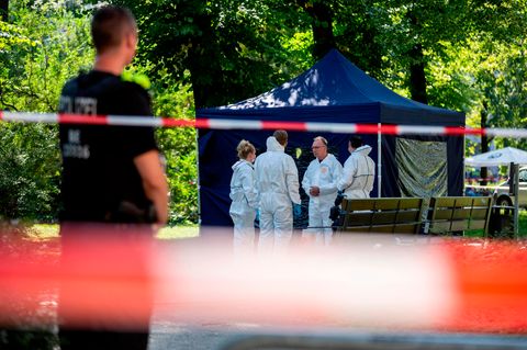 Beamte der Spurensicherung sichern in einem Faltpavillon Spuren am Tatort