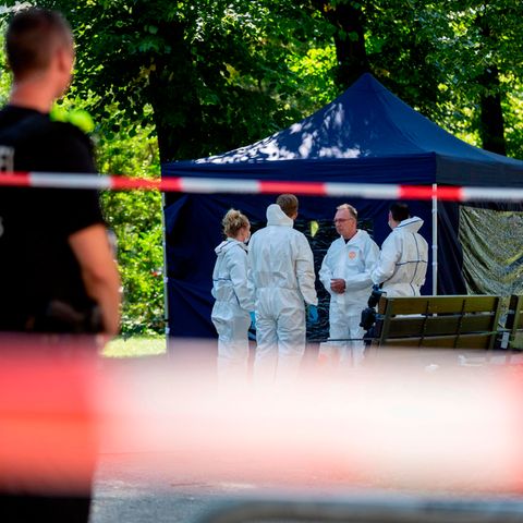 Beamte der Spurensicherung sichern in einem Faltpavillon Spuren am Tatort