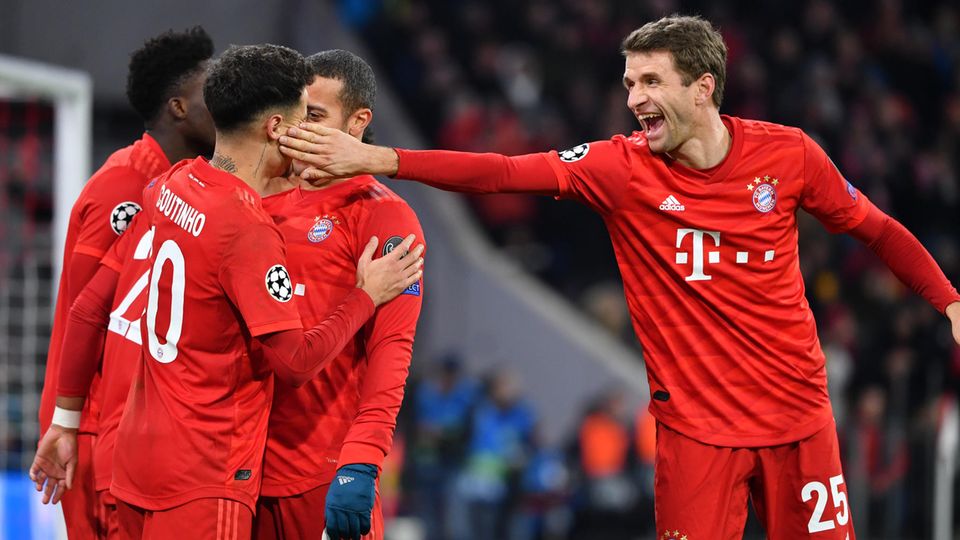 Thomas Müller (r) von den Bayern gibt dem Torschützen zum 3:1, Philippe Coutinho (2.v.l.) lachend einen Klaps