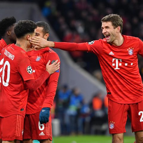 Thomas Müller (r) von den Bayern gibt dem Torschützen zum 3:1, Philippe Coutinho (2.v.l.) lachend einen Klaps