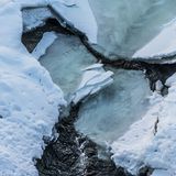 Immer mehr Staudammprojekte haben die Migrationsrouten der Rentiere sowie die traditionellen Transportwege über die zugefrorenen Flüsse unpassierbar gemacht. Immer wieder sterben Dutzende Tiere, wenn sie in Eis einbrechen.
