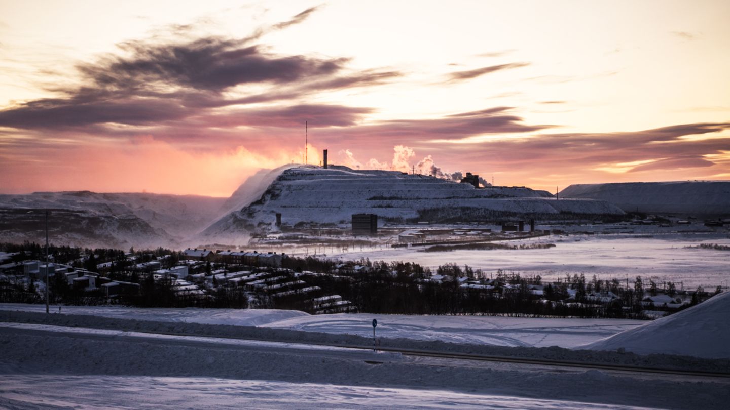 Die größte Eisenerzmine der Welt in Kiruna steht auf samischem Gebiet. Die Samen wurden nie über die Nutzung ihres Siedlungsgebiets konsultiert, sie empfinden das als Kolonialismus.