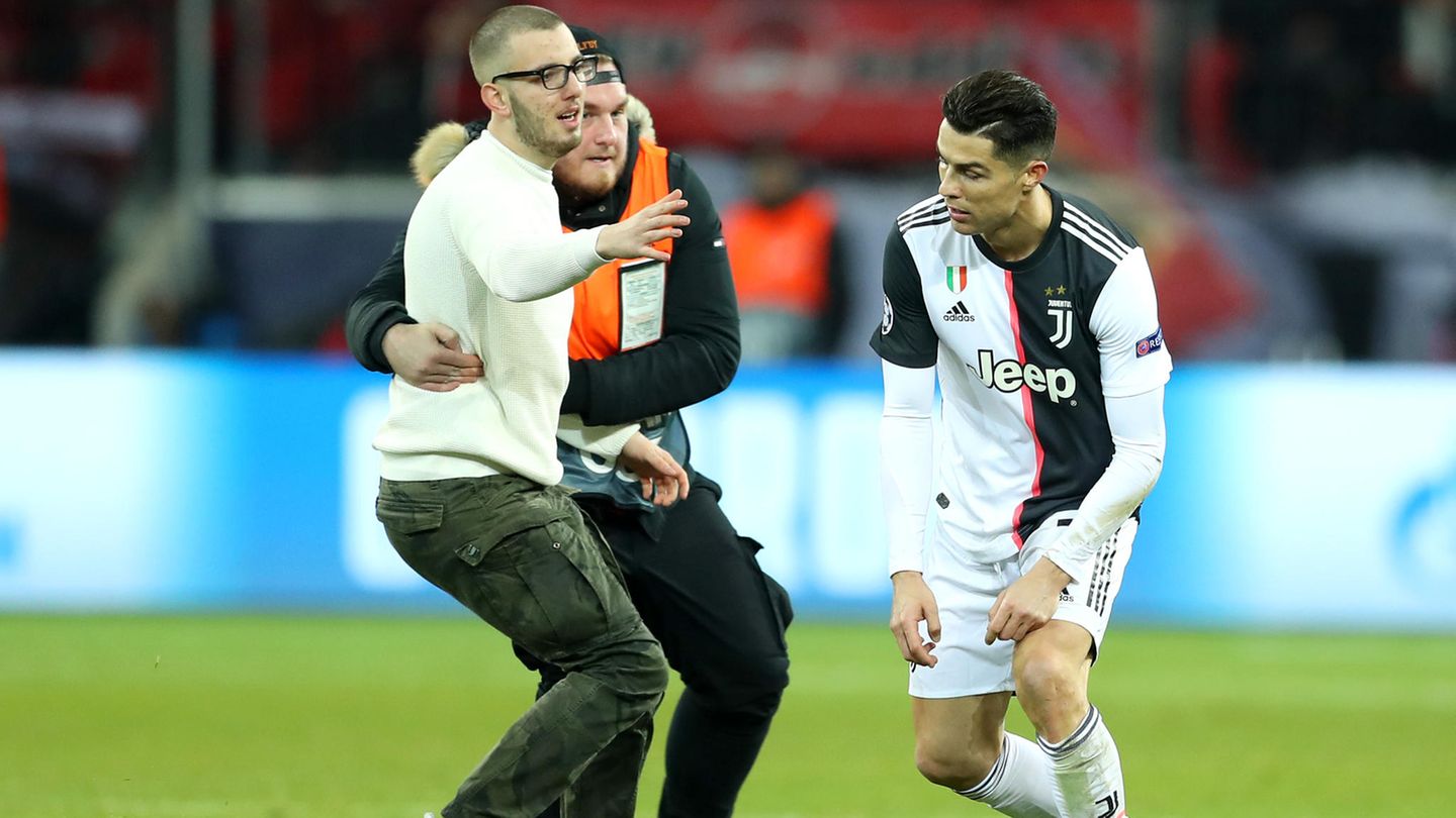 Ein Flitzer versucht in der BayArena Cristiano Ronald zu umarmen, ein Ordern kann es gerade noch verhindern