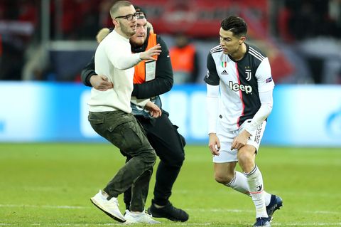 Ein Flitzer versucht in der BayArena Cristiano Ronald zu umarmen, ein Ordern kann es gerade noch verhindern