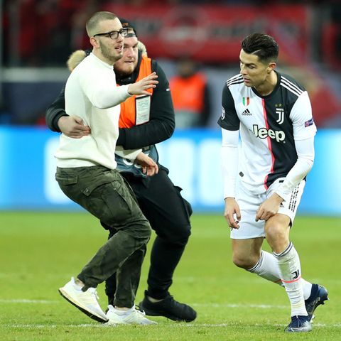 Ein Flitzer versucht in der BayArena Cristiano Ronald zu umarmen, ein Ordern kann es gerade noch verhindern