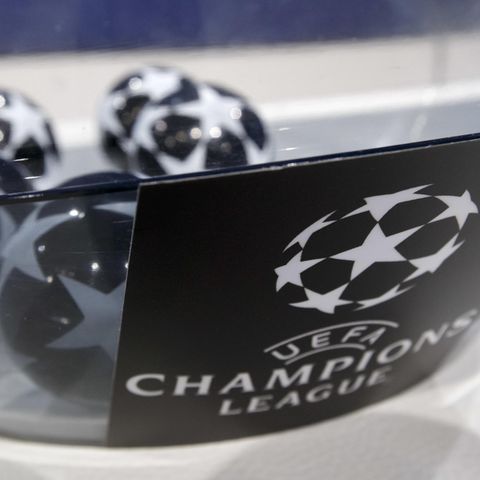 UEFA Champions League: Loskugeln liegen in einer Glasschüssel