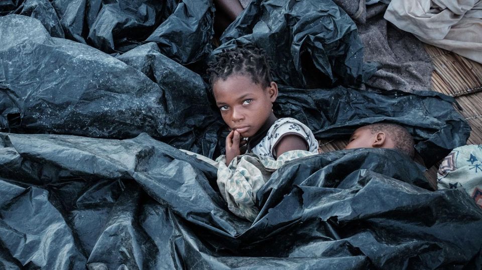 Mosambik nach Zyklon "Idai" - Hilfe - Zwei Mädchen unter Plastikplanen Mosambik nach Zyklon "Idai" - Hilfe - Zwei Mädchen unter Plastikplanen