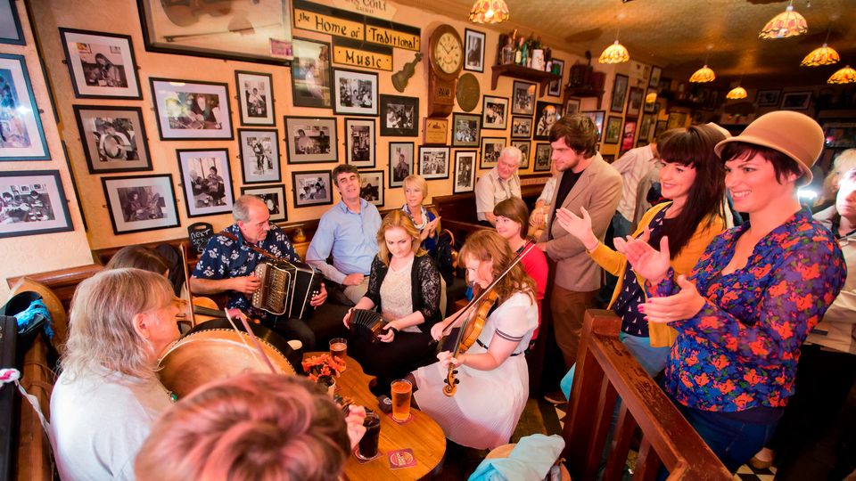 Besucher eines Pubs musizieren gemeinsam. Es wird behauptet, Galway sei die jugendlichste, freundlichste und musischste Stadt des Landes