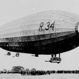 Bild 1 von 18 der Fotostrecke zum Klicken:  Der erste Nonstop-Transatlantikflug in Ost-West-Richtung überhaupt gelang dem britischen Luftschiff R 34. Das 196 Meter lange Starrluftschiff war ein Nachbau des im Ersten Weltkrieg in England erbeuteten notgelandeten deutschen Kriegszeppelin L 33 und startete am 2. Juli 1919 in Schottland.