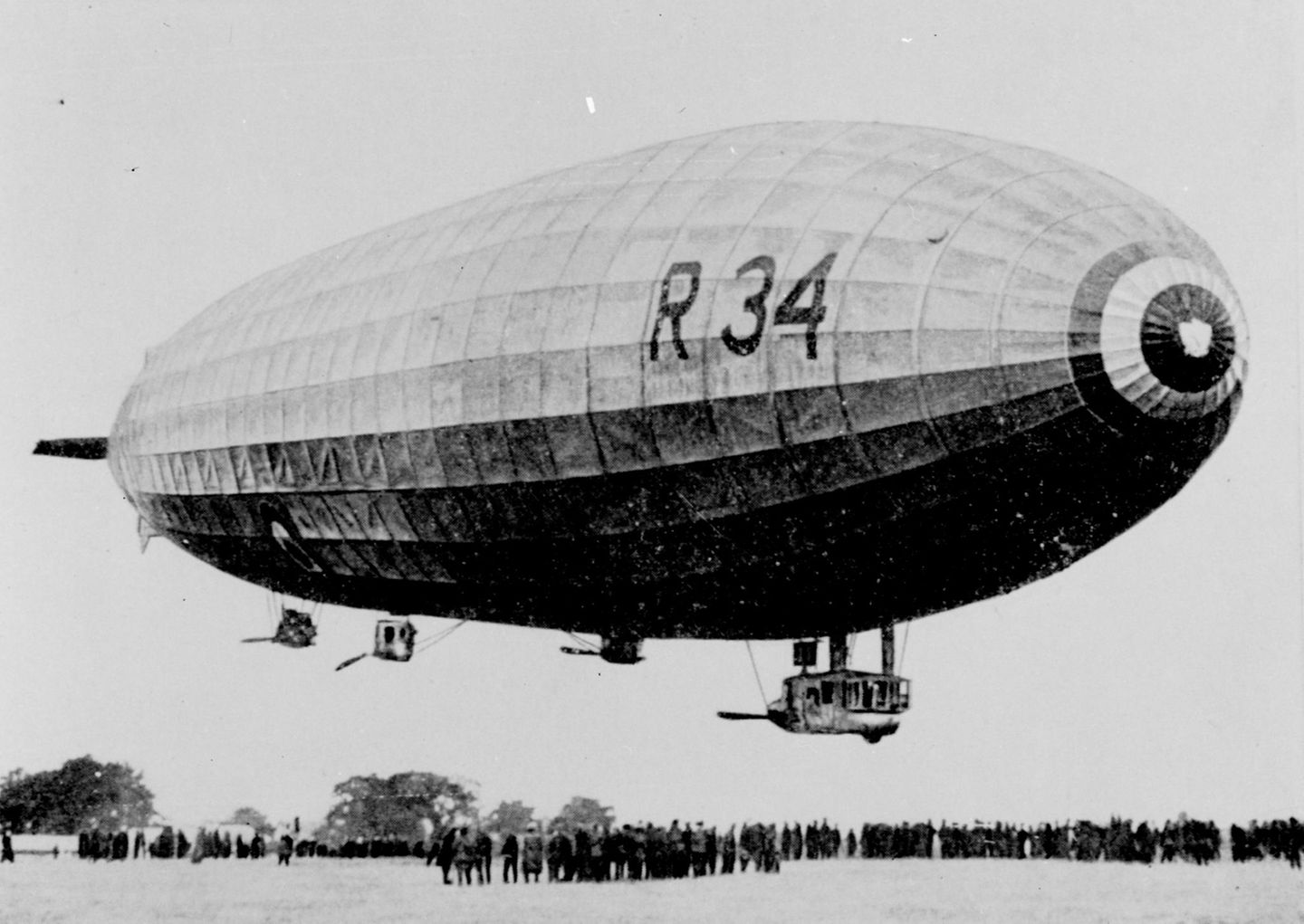 Bild 1 von 18 der Fotostrecke zum Klicken:  Der erste Nonstop-Transatlantikflug in Ost-West-Richtung überhaupt gelang dem britischen Luftschiff R 34. Das 196 Meter lange Starrluftschiff war ein Nachbau des im Ersten Weltkrieg in England erbeuteten notgelandeten deutschen Kriegszeppelin L 33 und startete am 2. Juli 1919 in Schottland.